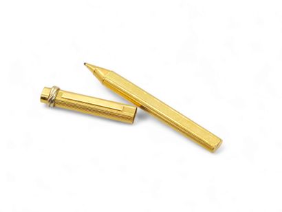 CARTIER
Rollerball pen in gold-plated metal...