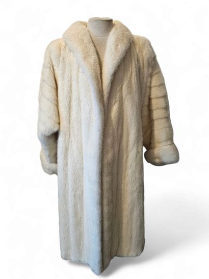 Long coat in white mink 
Size 42