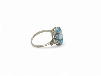 RING in 750° white gold set with a rectangular...