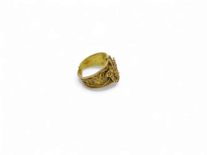 FOREIGN WORK 
Ring in 22kt gold 
Weight:...