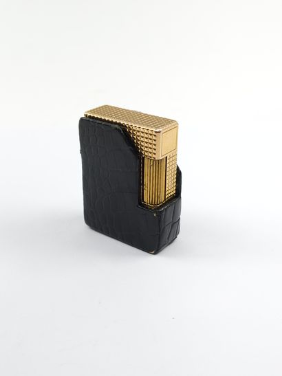 DUPONT 
Gilded metal lighter in black leather...