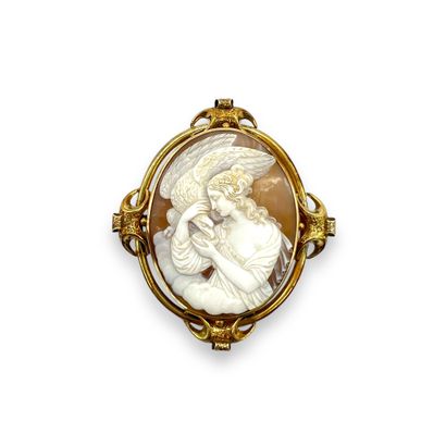585° yellow gold oval cameo on shell, depicting...