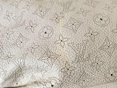 LOUIS VUITTON 
Mahina L model 
Perforated...