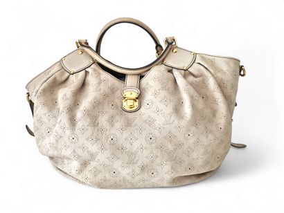 LOUIS VUITTON 
Mahina L model 
Perforated...