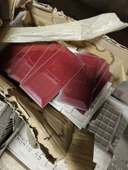 Ensemble de cartons de carrelage rouge
