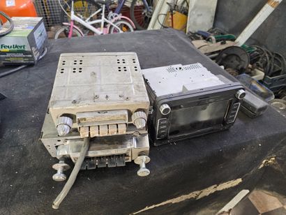 Deux ancien poste radio 
On y joint 
Un poste...