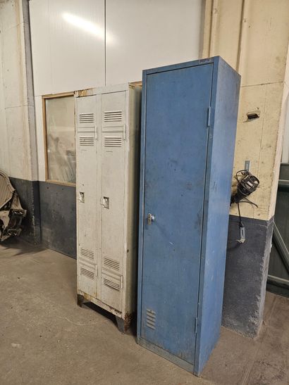 Un casier une porte bleu 
Un casier deux...