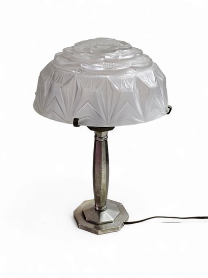 TRAVAIL Français
lampe en metal et abajour...