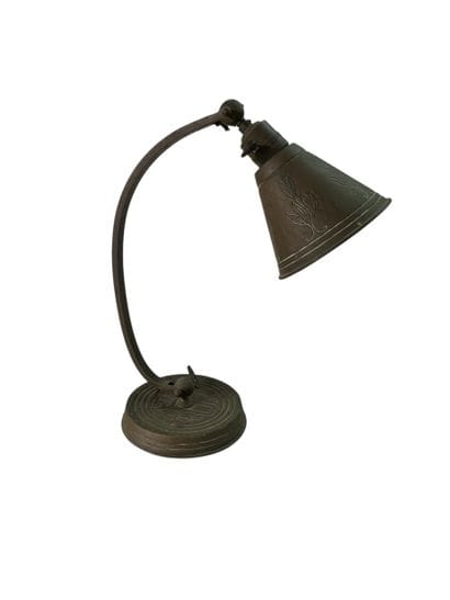 LOT D'OBJETS DIVERS comprenant :
Une lampe...