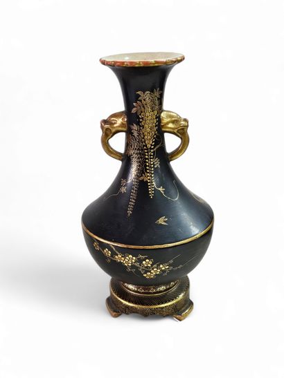 Japon
Vase tripode en porcelaine noire et...