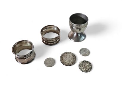 LOT D'ARGENT comprenant :
Un coquetier
Deux...