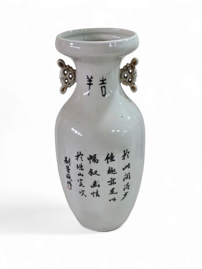 Chine Xxeme siecle 
Petit vase en porcelaine...