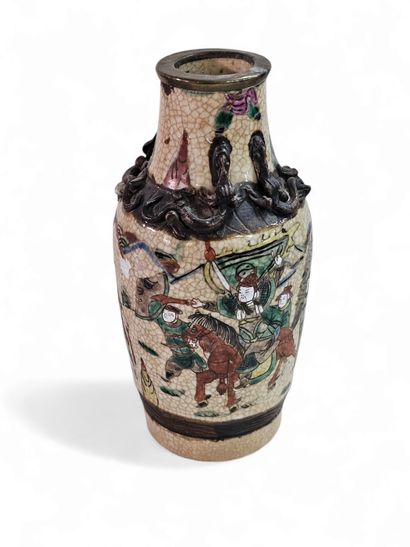 Nankin
Petit vase en faience craquelé