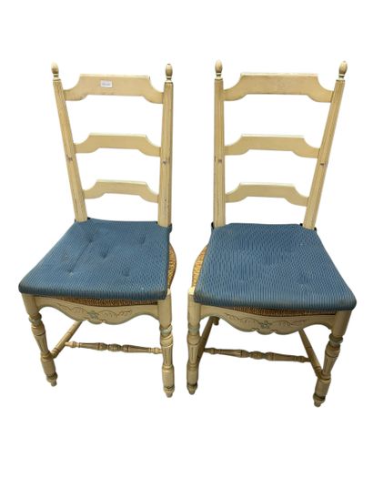 Quatre chaises en bois rechempis creme et...