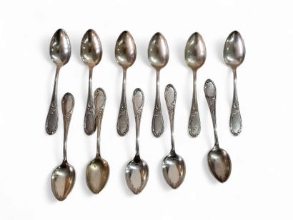 11 cuillères à dessert en metal argenté