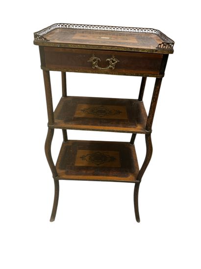 Table de chevet de style Louis XV
Accident...