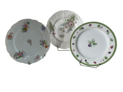 ensemble d'assiettes en porcelaine blanche...