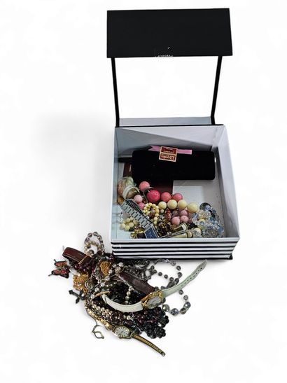 Ensemble de bijoux fantaisies, montres et...
