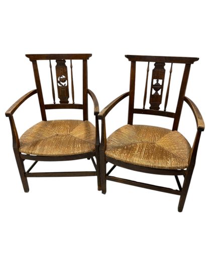 PAIRE DE FAUTEUILS paillés en bois naturel...