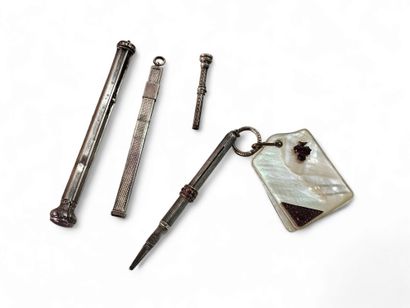 Quatre stylos en argent 
Un petit carnet...