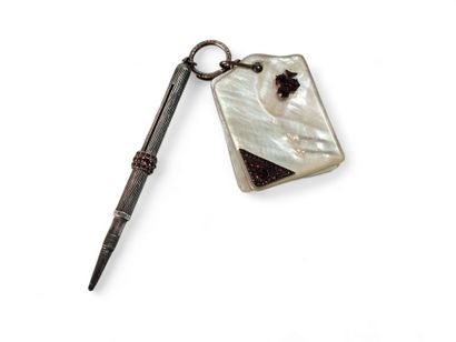 Quatre stylos en argent 
Un petit carnet...