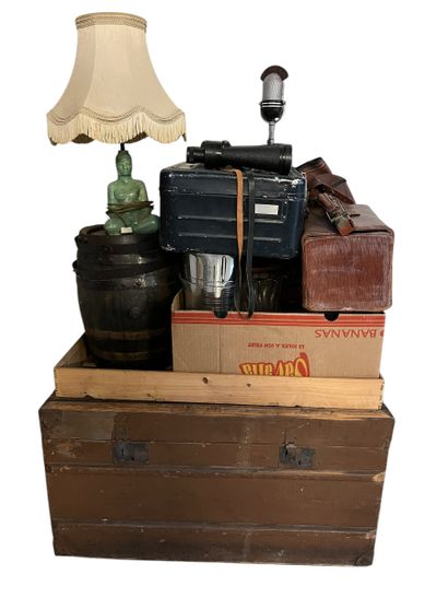 Malle de voyage, petits tonneaux, un sac...