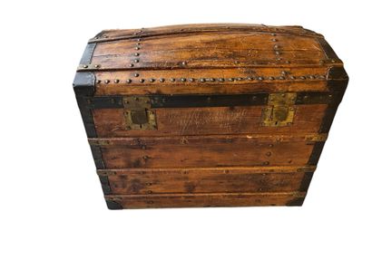 Malle de voyage rectangulaire en bois à couvercle...