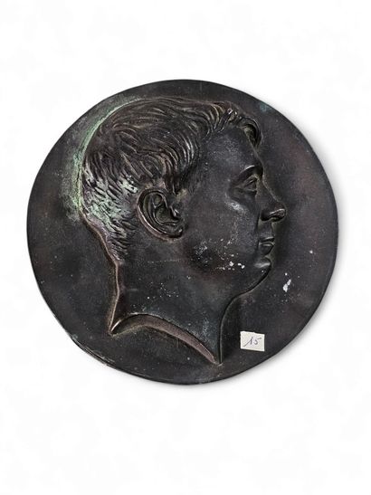 Grosse medaille en bronze à décor d'un personnage...