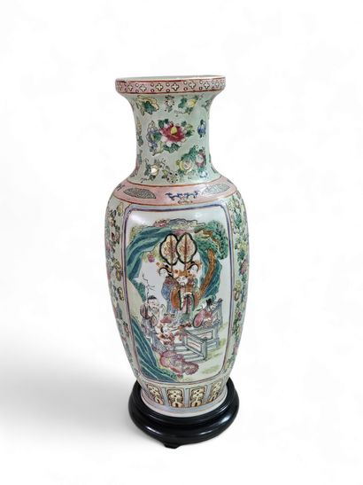 Chine Xxeme siecle
Vase en porcelaine à décor...