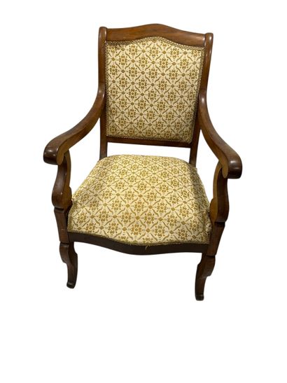 Fauteuil en noyer assisse et dossier en tissus...