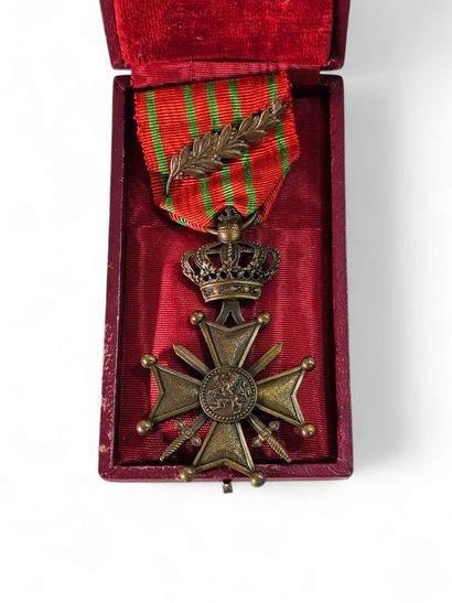 BELGIQUE
Croix de guerre 1939-1945 avec palme...