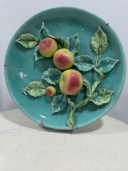 ASSIETTE en barbotine polychrome représentant...