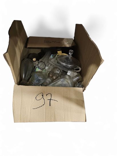 Ensemble de verreries dans un carton
Bouteilles,...