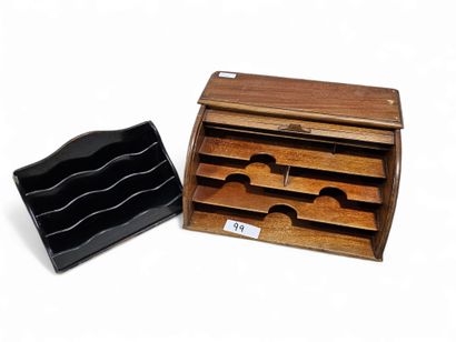 Un classeur à rideaux de bureau
Un porte...