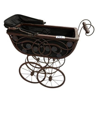 Petit landeau de poupée en bois et tissu...