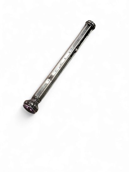 Quatre stylos en argent 
Un petit carnet...
