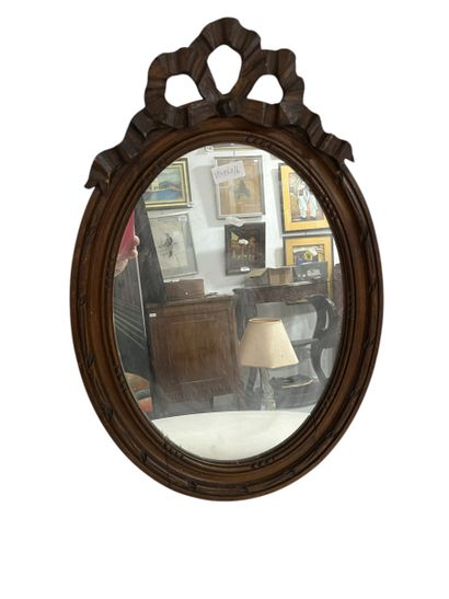 Petit miroir oval en bois à décor d'un nœud...