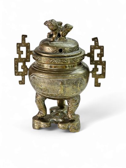 PETIT brûle-parfum en bronze reposant sur...