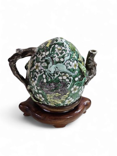 THEIERE en grés à décor d'oiseaux sur socle...