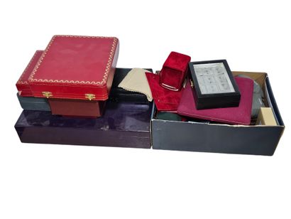 Ensemble de boites de montres et boites à...