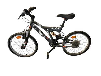 Deux velos pour enfant de marques Décathlon...