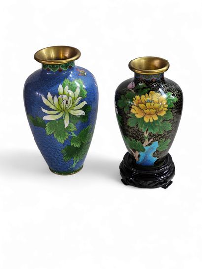 CHINE MODERNE
Deux vases en cloisonné dont...