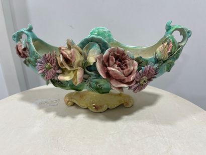 COUPE en barbotine oblong à décor de fleurs...