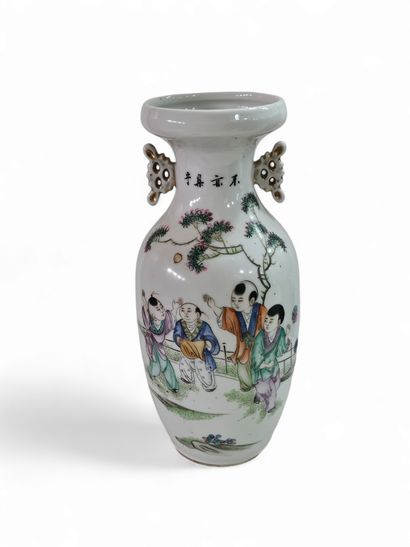 Chine Xxeme siecle 
Petit vase en porcelaine...