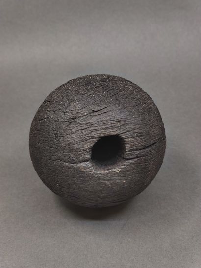-Élément de gréement en bois. 
-Deux chapes...