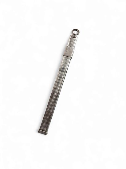 Quatre stylos en argent 
Un petit carnet...