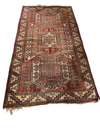 Iran
Tapis à décor geometrique sur fond rouge,...