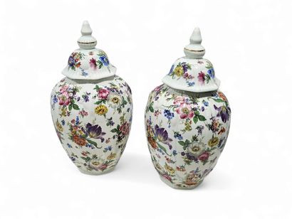 Paire de pot couvert en porcelaine de couleur...