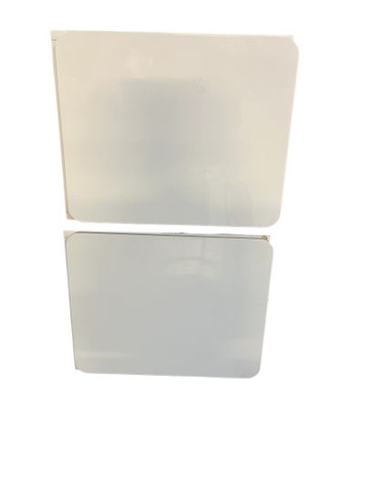 Deux petits meuble en laqué blanc