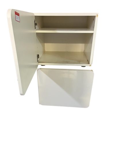 Deux petits meuble en laqué blanc
